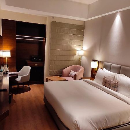 Hotel Peninsula Panchkula Zewnętrze zdjęcie