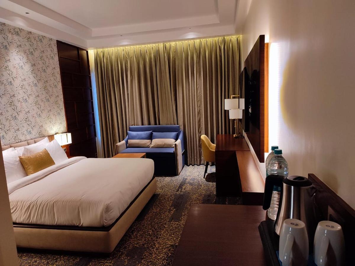Hotel Peninsula Panchkula Zewnętrze zdjęcie