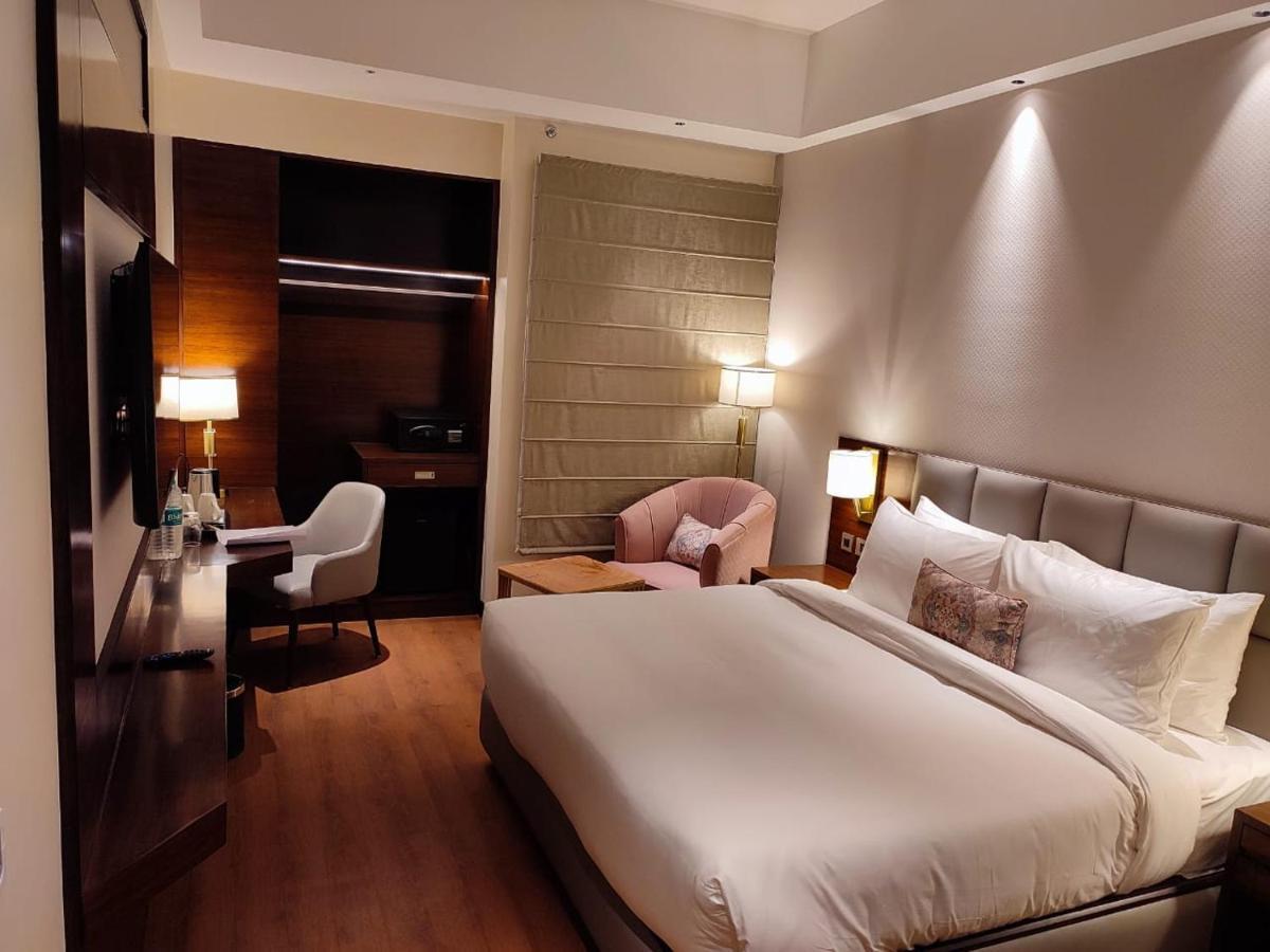 Hotel Peninsula Panchkula Zewnętrze zdjęcie