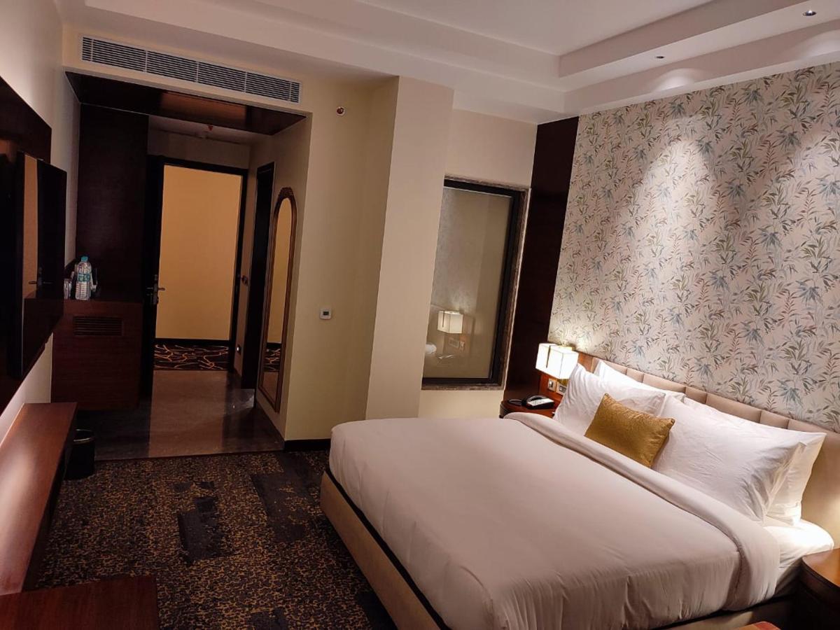 Hotel Peninsula Panchkula Zewnętrze zdjęcie