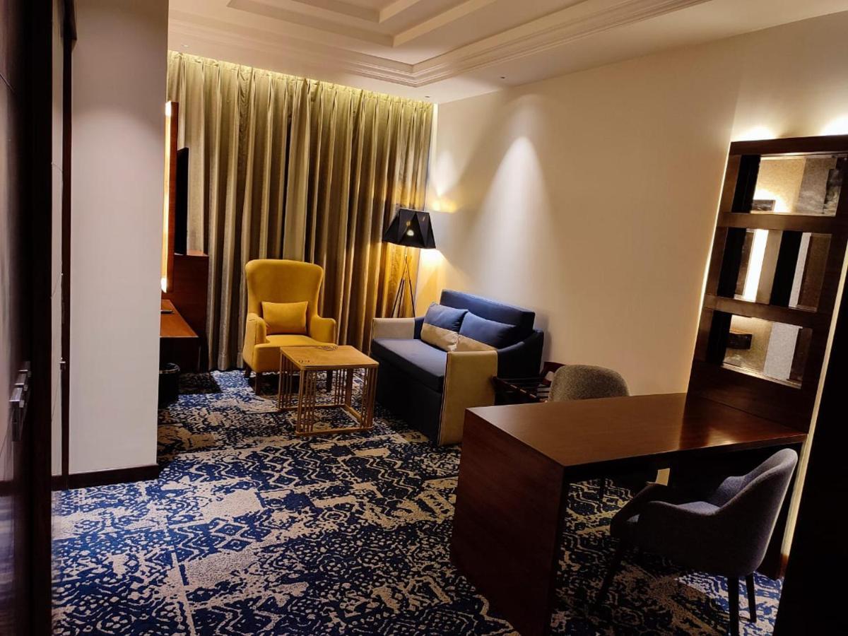 Hotel Peninsula Panchkula Zewnętrze zdjęcie